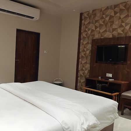Hotel Apratim Lodging & Boarding Ulhāsnagar Zewnętrze zdjęcie