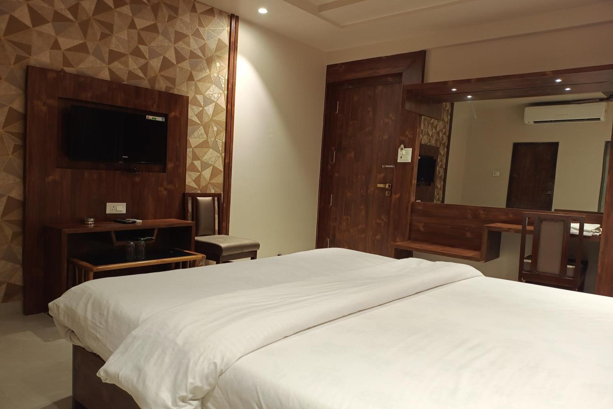 Hotel Apratim Lodging & Boarding Ulhāsnagar Zewnętrze zdjęcie