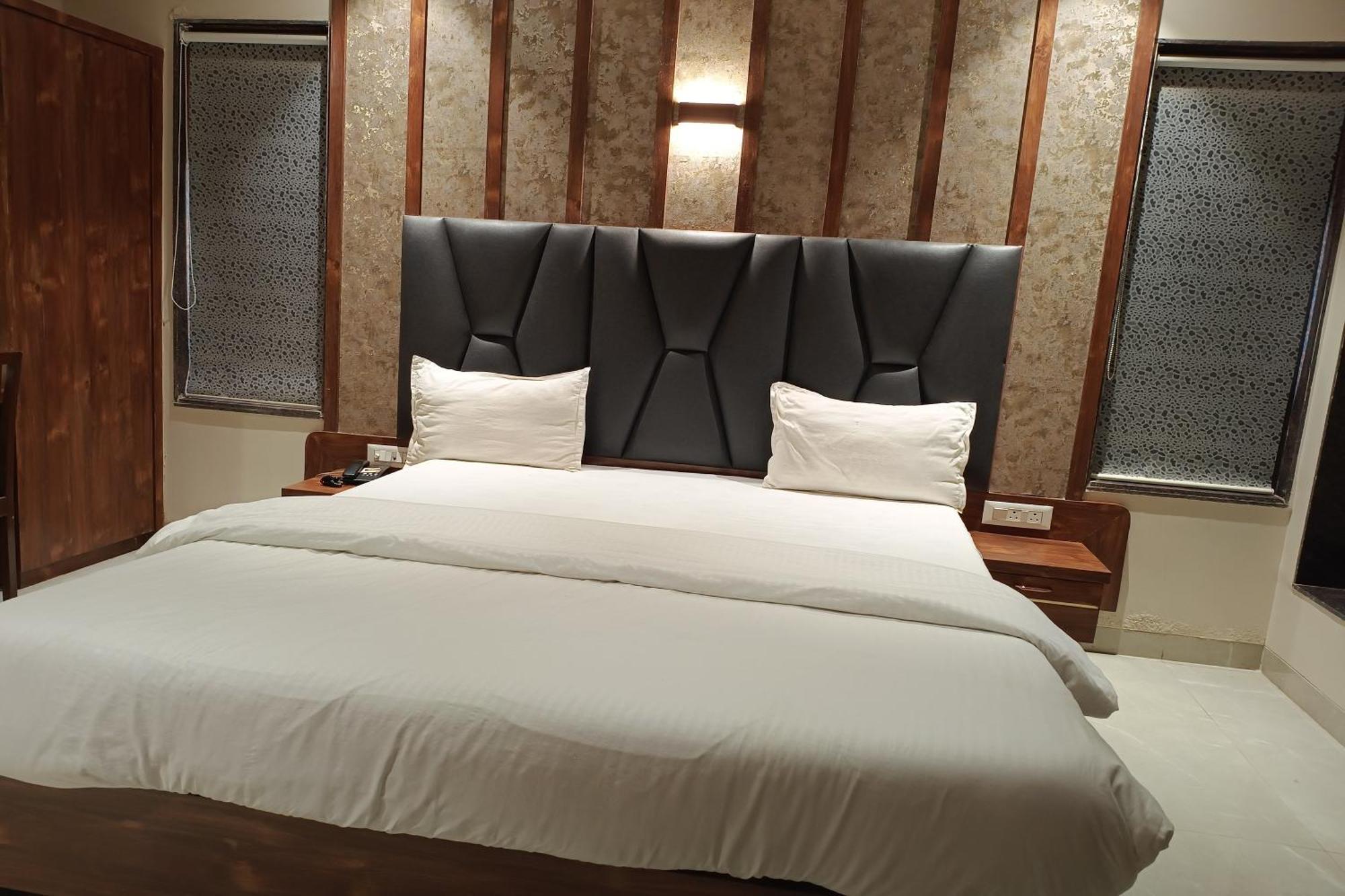 Hotel Apratim Lodging & Boarding Ulhāsnagar Zewnętrze zdjęcie