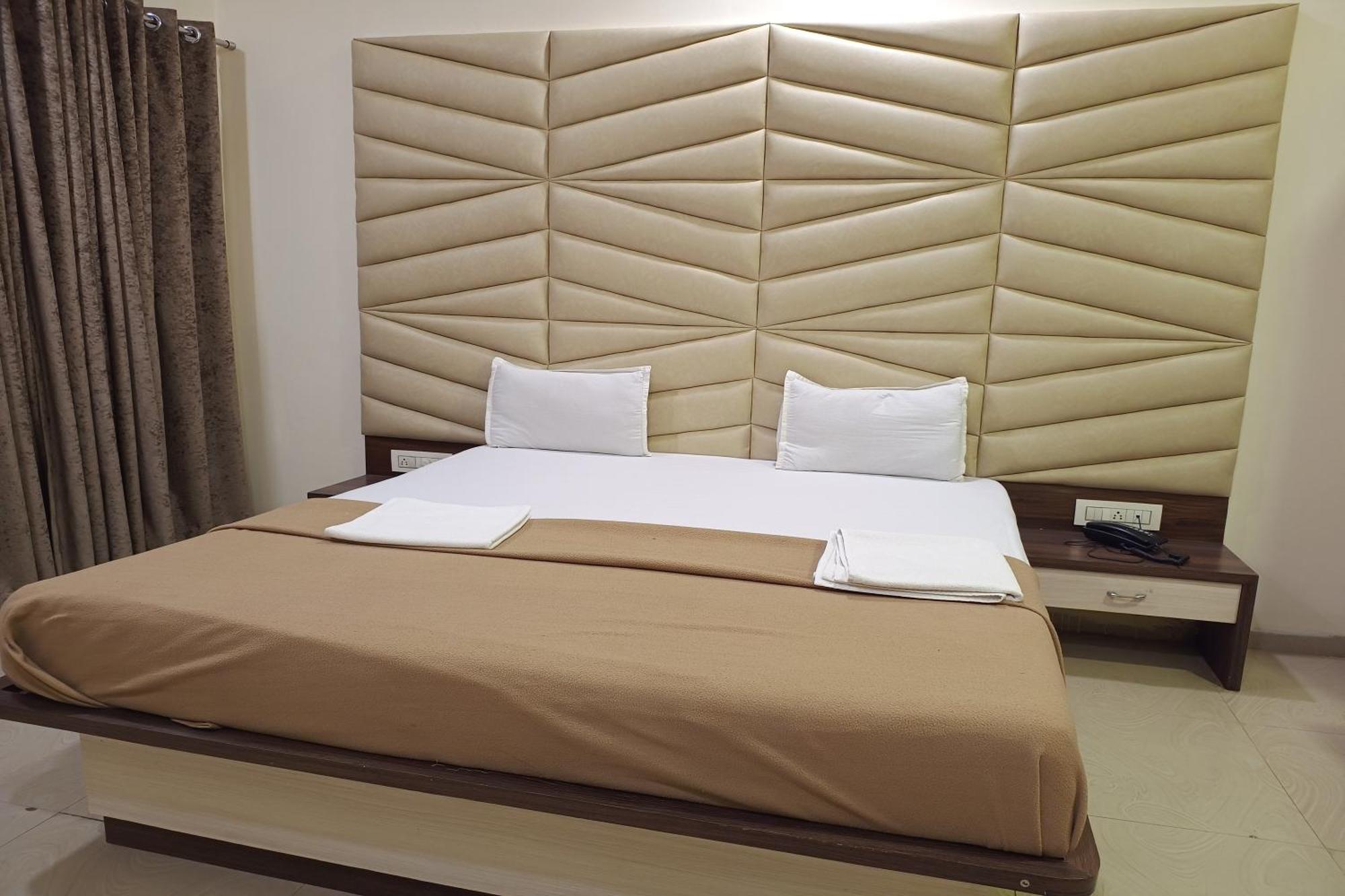 Hotel Apratim Lodging & Boarding Ulhāsnagar Zewnętrze zdjęcie