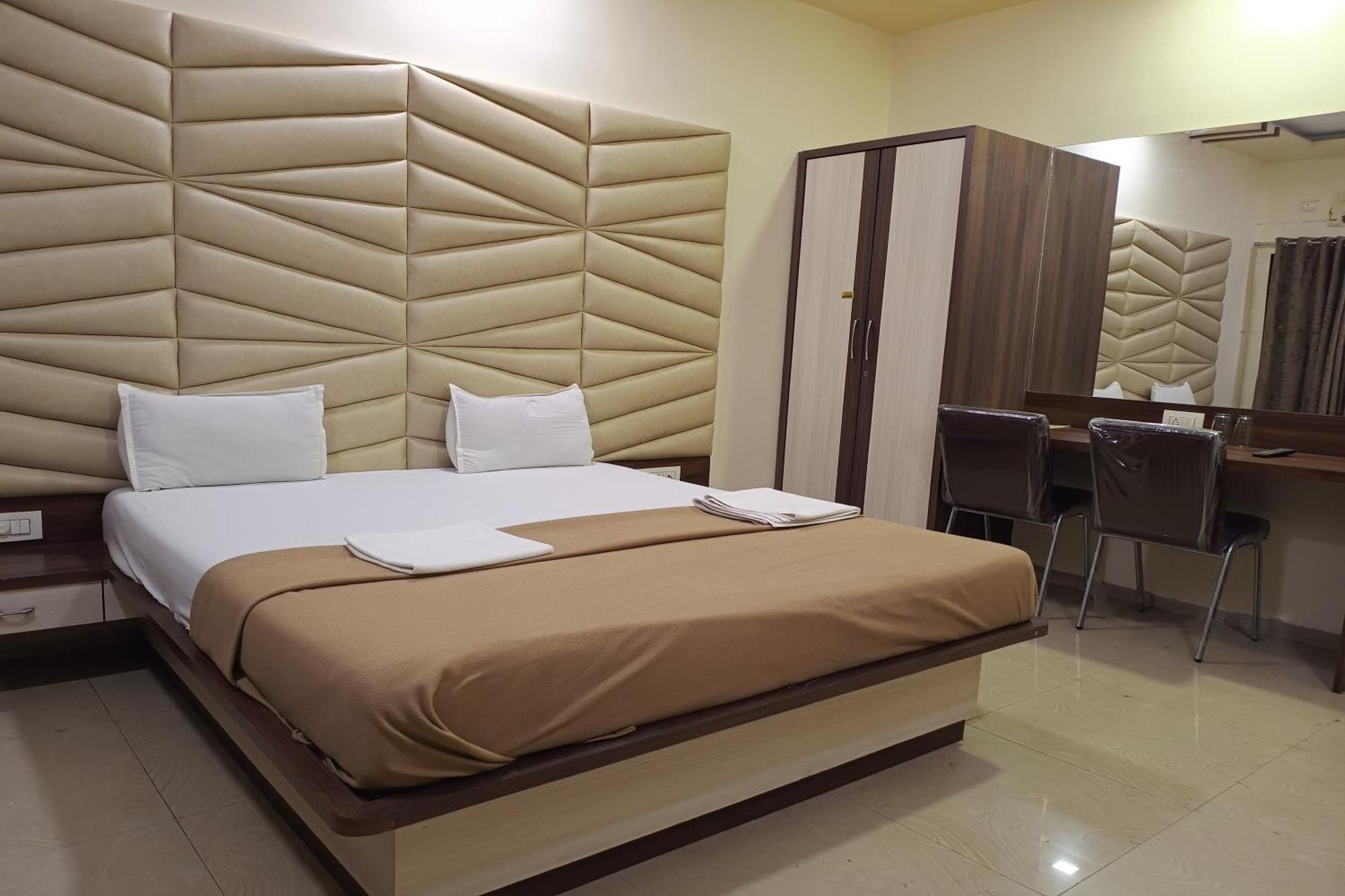 Hotel Apratim Lodging & Boarding Ulhāsnagar Zewnętrze zdjęcie